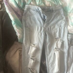These jeans are divided jeans! They are a Size 4 I’m selling them for $15